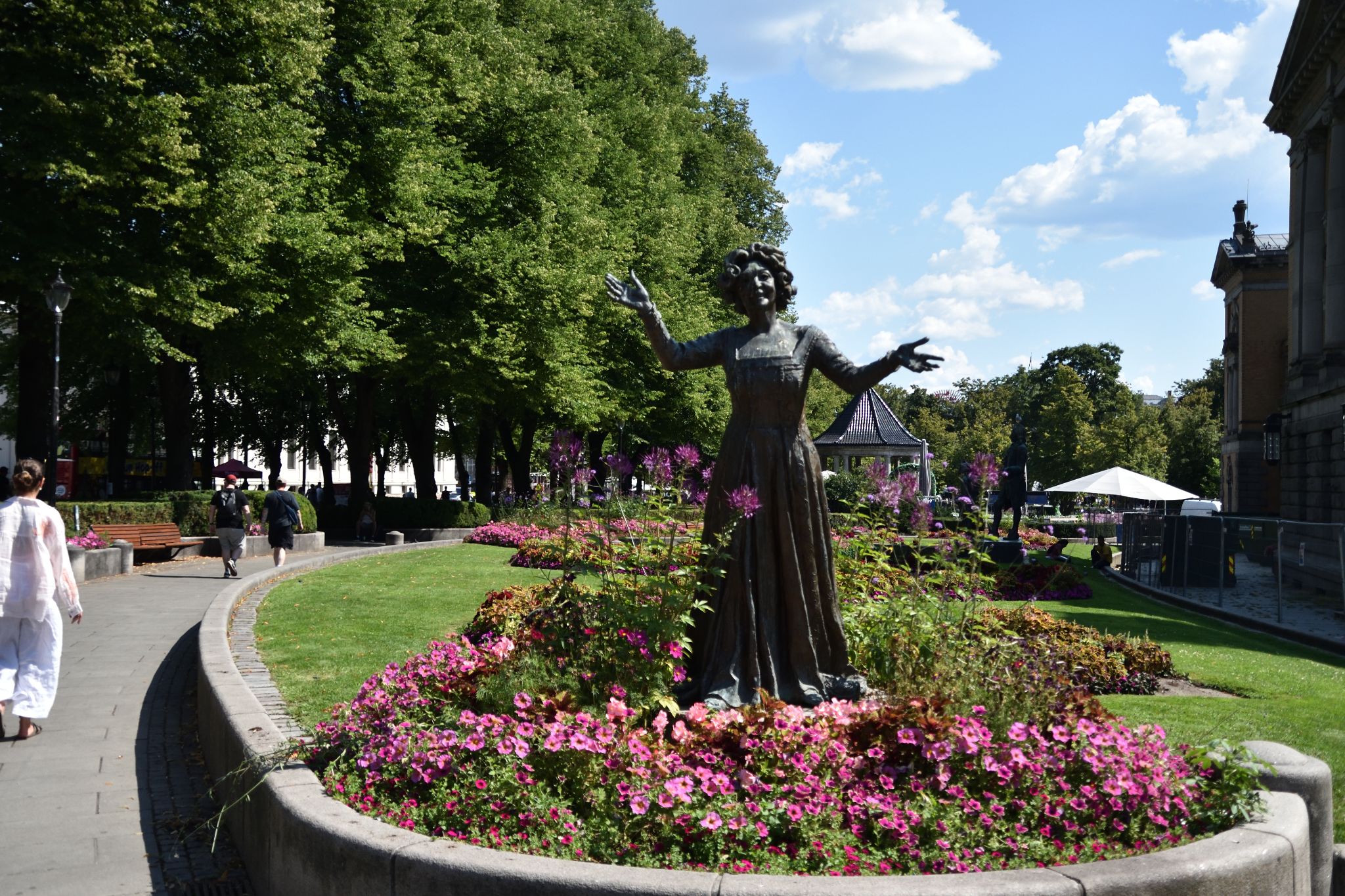 Statue of Wenche Foss